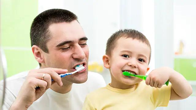 niño lavandose los dientes - Cómo se debe cepillar los dientes