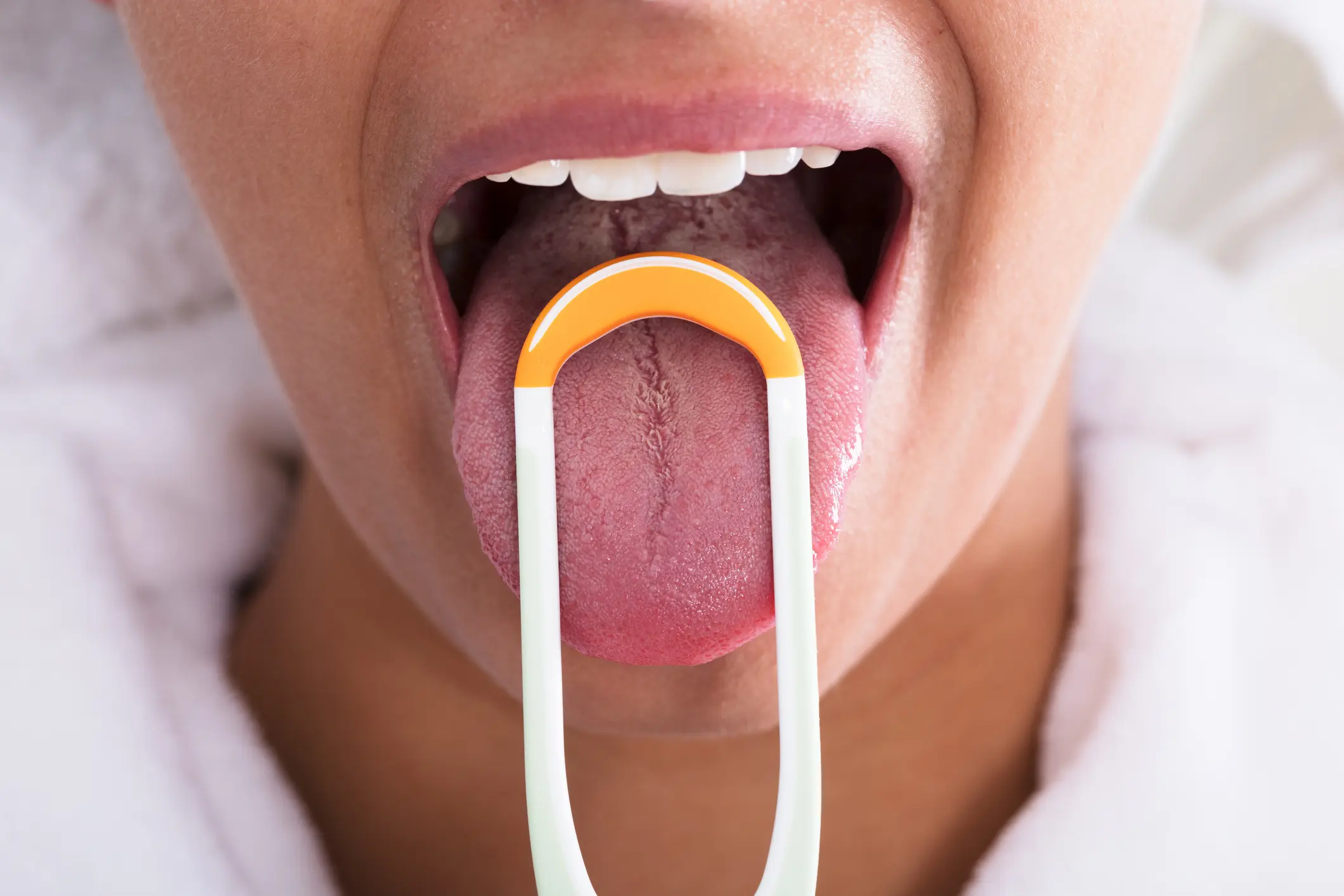 cepillo de dientes con limpiador de lengua - Cómo se utiliza el limpiador de lengua