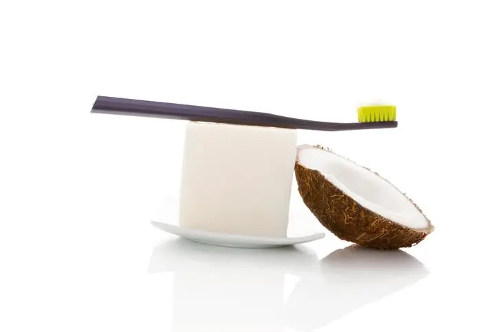 aceite de coco para los dientes - Por qué el aceite de coco blanquea los dientes